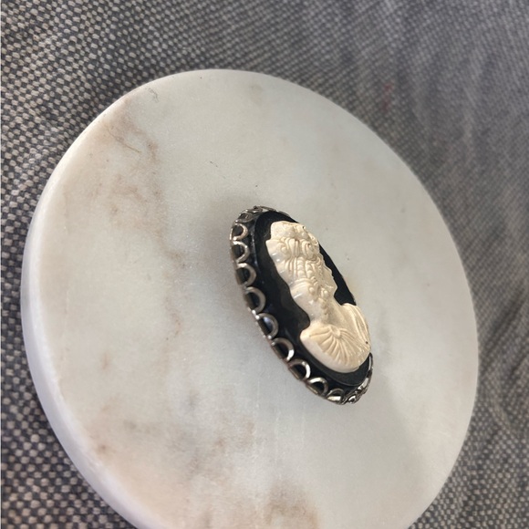Vintage Black and Cream Cameo Brooch - Picture 4 of 4